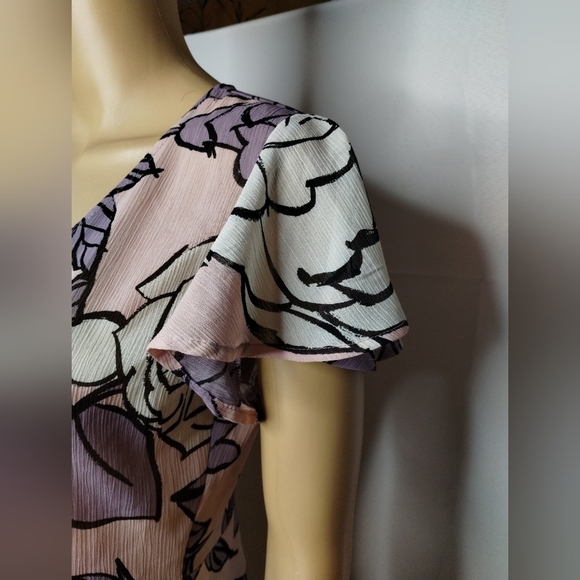 New York & company women's size medium purple blouse wrap shirt top pin floral - Picture 3 of 10